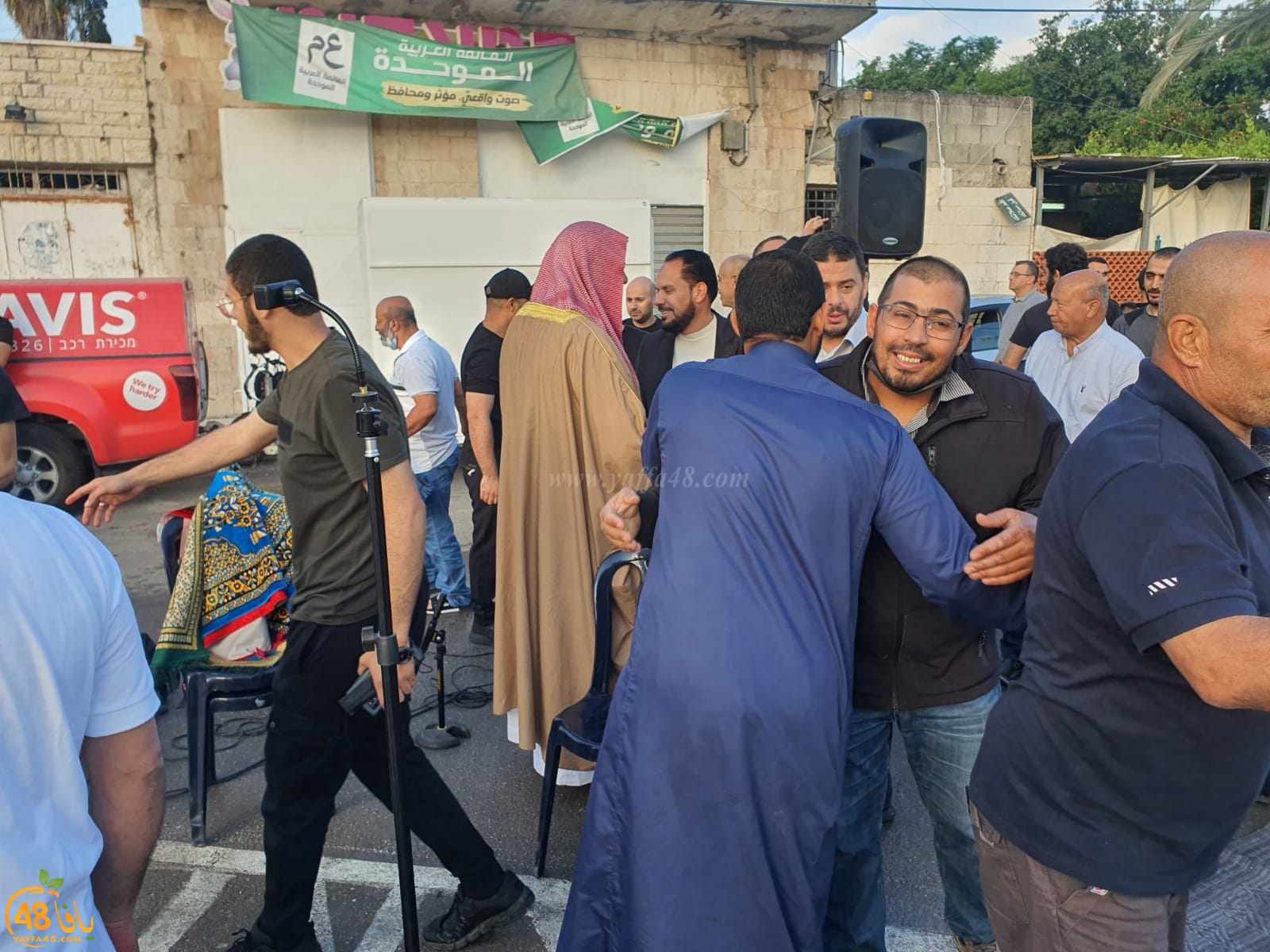 بالفيديو: أهالي مدينة اللد يؤدون صلاة العيد في ساحة المسجد العمري الكبير 